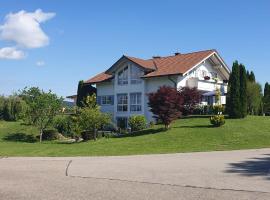 Ferienwohnung Hensel am Herzmannser See, hotel na may parking sa Waltenhofen