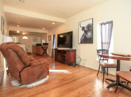 Downtown Home with Grill 5 Mi to Garden of the Gods, Hotel in Colorade Springs