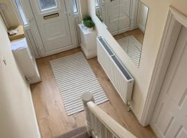 Large House Near Anfield & Liverpool Town, serviced apartment in Liverpool