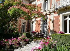 Domaine de Champ rose + piscine chauffée, couverte, cottage in Saint-Laurent-de-Belzagot