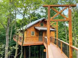 Treehouse #7 by Amish Country Lodging