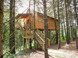 Whispering Pines Treehouse by Amish Country Lodging, casa vacanze a Millersburg
