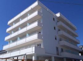 Nuovo HOTEL SETTIBI 20m dalla spiaggia，朱利亞諾瓦的飯店