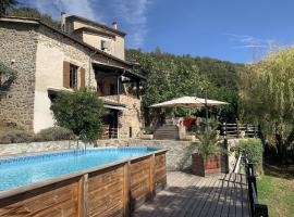 Modern holiday home with swimming pool, hotel v destinaci Saint-Fortunat-sur-Eyrieux