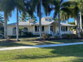 Windemere on Marco Island. 4 BR waterfront home، فندق مع جاكوزي في جزيرة ماركو