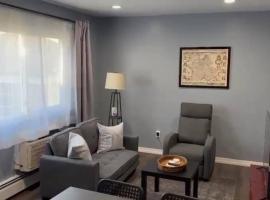 Your cozy comfy rental, hotel near St Johns University, Cedar Manor
