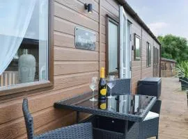 2 Bed Lodge - Sleeps 6 - Dogs - Hot Tub - Parking