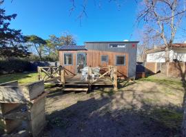 Maison Tiny House 2 chambres Soulac a 500m plage, hotell i Soulac-sur-Mer