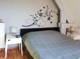 Charmante chambre d'hôtes en Normandie, cheap hotel in Valognes
