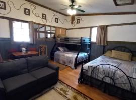 Acorn Hideaways Canton Old West Bunkhouse for 9 - Trail's End Corral, cheap hotel in Canton