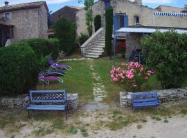 Gîte de caractère au pied du Mont Ventoux avec piscine couverte, hotell i Sault-de-Vaucluse