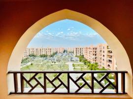 Luxurious Rustic Apartment Overlooking Wide Garden, hotel con piscina en El Cairo