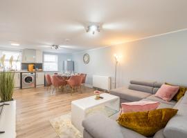 Charming Apartment In Andover Town Centre 55'' 4K Smart TV Netflix, feriebolig i Andover