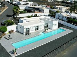 Casa Conil with a private 25 meter heated pool，Conil的度假屋