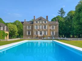 Lovely Home In St Michel D,chavaignes With Outdoor Swimming Pool, hotel in Thorigné-sur-Dué