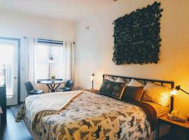 DOCO Rocky Mountain Vacation Rental-King Room with Resort Amenities, хотел, който приема домашни любимци, в Гренби