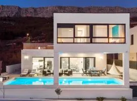 NEW! Villa Lemon with heated infinity Pool, a Hot tub, a Cinema room, sea views, 6 pax