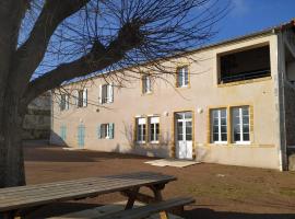 Chambres d'Hôtes La Courlande, guest house in Saint-Haon-le-Vieux