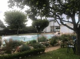 Chalet "Belle-Etoile" Touraine Anjou avec piscine, hotel pre rodiny v destinácii Courcelles-de-Touraine