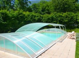 Maison de 2 chambres avec piscine partagee jardin clos et wifi a Gembrie, hotel com estacionamento em Gembrie