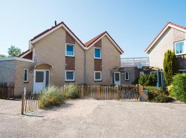 Mosselbank 93 - Noordzeepark Ouddorp, with private front and back garden near the beach - not for companies, hotel in Ouddorp