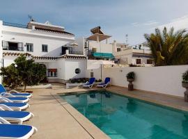 Luxury 5 Bed House private pool and Sea View Nerja, viešbutis Nerchoje
