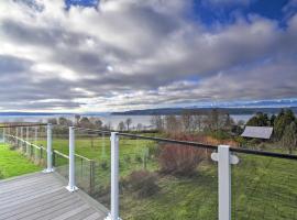 Breathtaking Port Ludlow Home with Deck and Yard、Port Ludlowのホテル