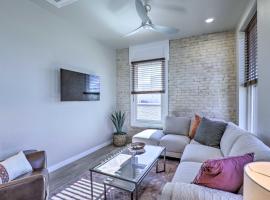 Sleek, Newly Updated Downtown San Marcos Apt!, spa hotel in San Marcos