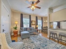 Texarkana Pet-Friendly Pad with Fenced Backyard, khách sạn gần Texarkana Regional - Webb Field - TXK, 