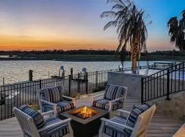 Waterfront Paradise, Private Pool & Dock, Poolside TV & Multi-TV Game Room