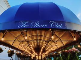 The Shore Club โรงแรมที่มีที่จอดรถในSpring Lake Heights