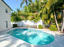 Canal 313 - Right in Siesta Key Village!, hotel en Siesta Key