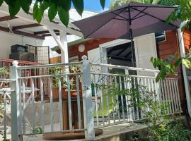 Gite Mamour - Charmant petit bungalow à découvrir, holiday rental in Baillif