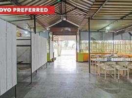 OYO Flagship 84382 Hotel Sai Shradha Lodge, hotel in Loni Bāpkar