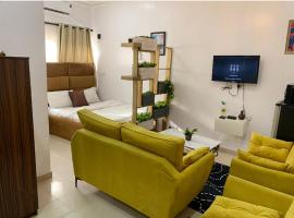 Cozy studio unit in lekki phase 1 - Kitchen, 24-7 light, wifi, Netflix, hôtel à Lagos