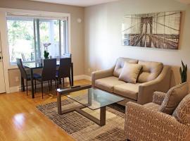 A private, beautiful and bright two-bedroom suite with full kitchen and outdoor patio. This well furnished and modern guest suite is close to a variety of amenities including golf, beaches, trails and restaurants. Close to the heart of Victoria., apartment in Victoria