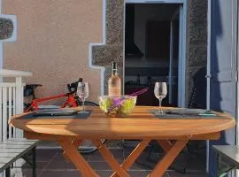Appartement avec terrasse proche plages et sentiers de randonnée