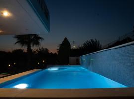 Luxury heated pool Villa, hotell i Lagonissi
