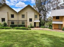 Villa Dion, 3 Bedroom Private Villa, Cypress Lakes Resort, KING & SINGLE BEDS, hotell nära Hunter Valley Gardens, Pokolbin