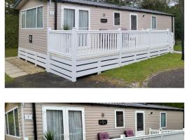 5 Geranium, Holiday Home in Oakdene Forest Park, hotel near Bournemouth Airport - BOH, 