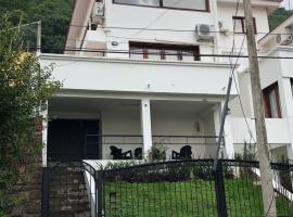 Departamento zona residencial CON PILETA, hotel en Salta
