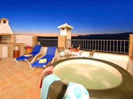 Casa Jose Comares -Beautiful village house- JACUZZI INCLUDED-views-BBQ-aircon-WIFI, hotel sa Comares