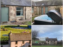 Charleton Farm Cottages, hotel with parking in Montrose