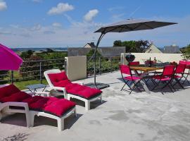 Alluring holiday home in Trélévern with private garden, hotel na plaži u gradu Trélévern