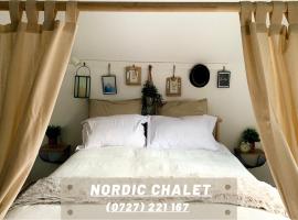 Viesnīca Nordic Chalet pilsētā Sinaja, netālu no apskates objekta George Enescu Memorial House