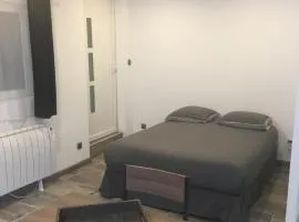 Studio Plain pied avec terrasse couverte 20m wifi et smart tv