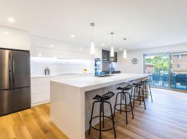 Viesnīca 5 Kingfisher, 5-7 Ondine Close, Nelson Bay, luxury apartment with Wifi and air conditioning pilsētā Nelsonbeja