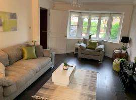 Spacious and amazing 4 bedroom detached house, lavprishotell i Manchester