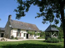 Pleasant holiday home with garden, semesterhus i Isigny-le-Buat