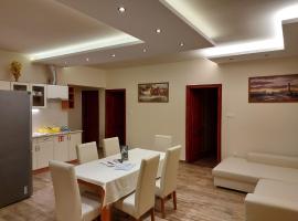 Nyárfás Vendégház, hotel in Szeged